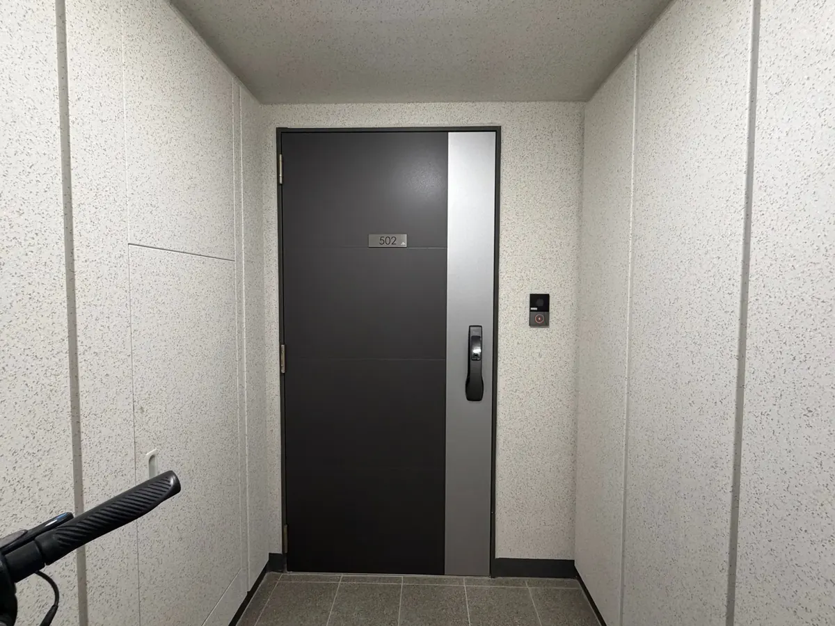 안양 아파트 방화문 하단 힌지 축 이탈 확인 사진