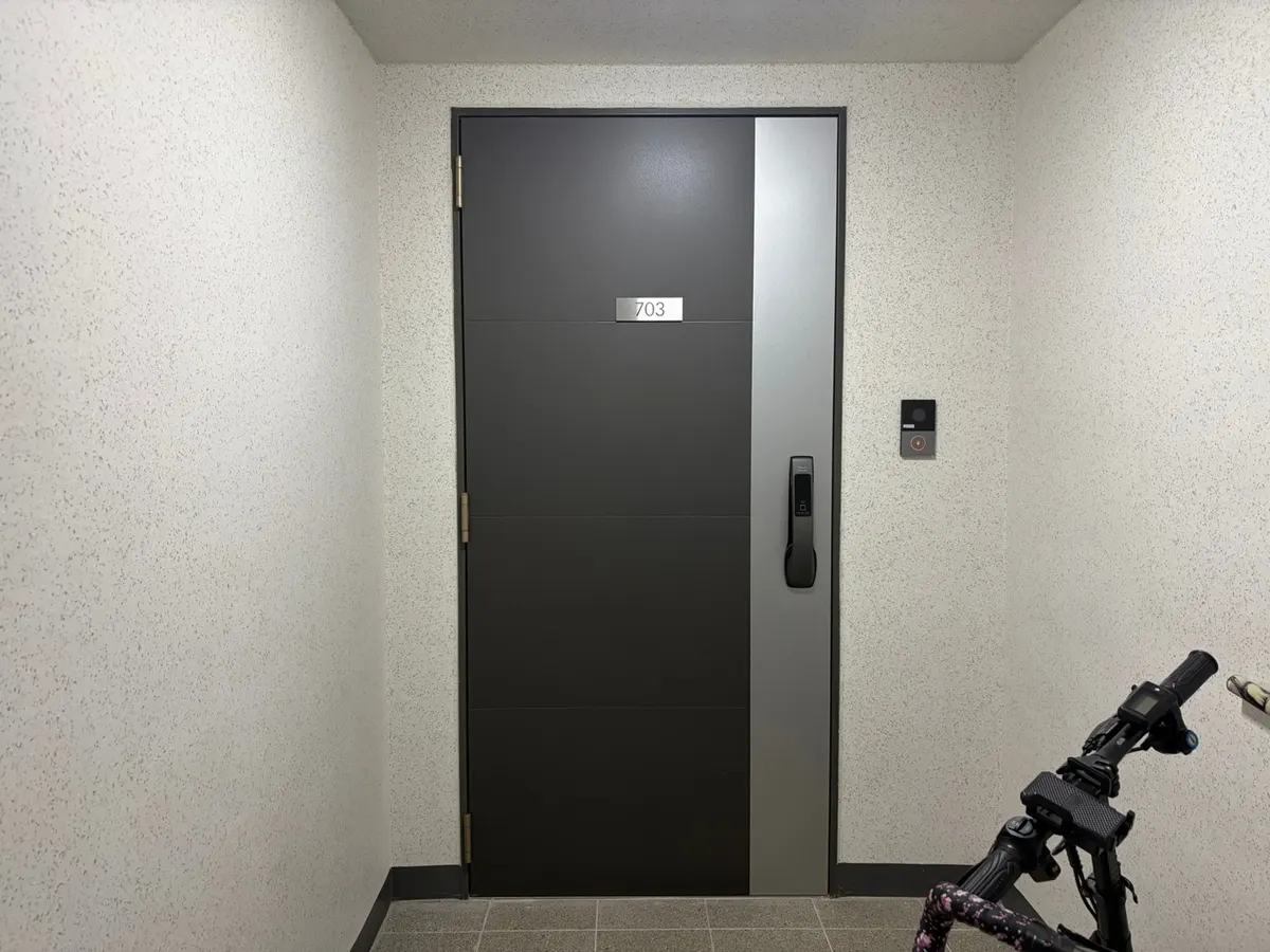 안양 방화문 하단 힌지 교체 작업 사진