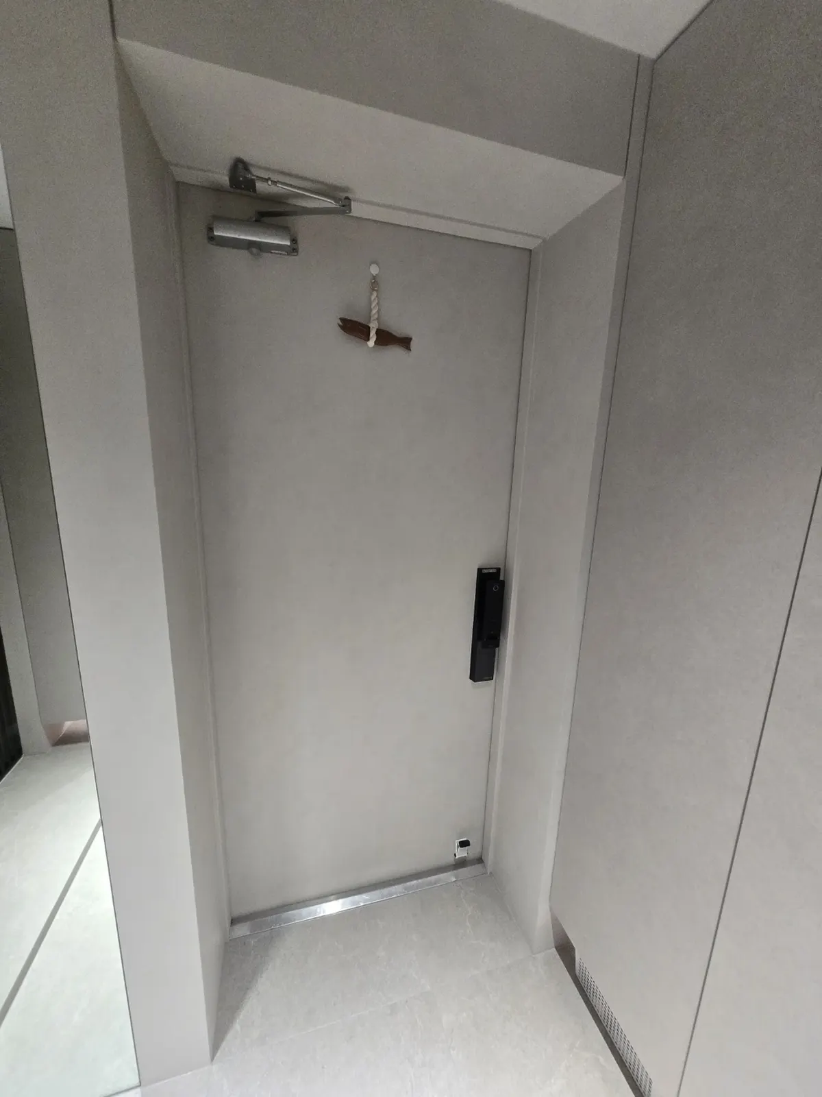 아파트 세대 현관문 상단 힌지 흔들림 증상 확인 사진