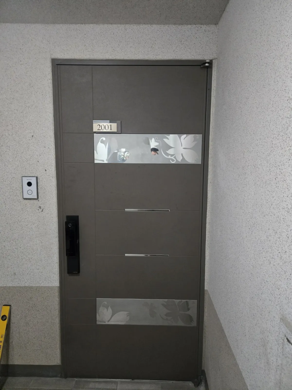 아파트 공동현관 자동문 하단 레일 및 힌지 점검 사진