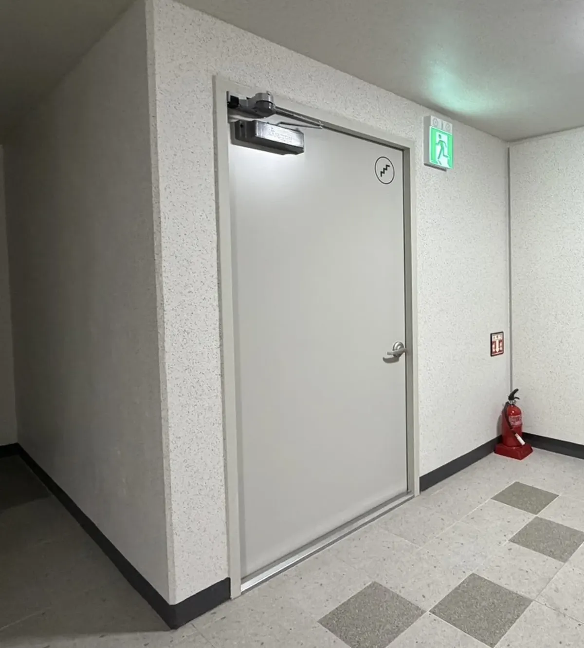 아파트 계단실 방화문 하단 처짐 점검 사진