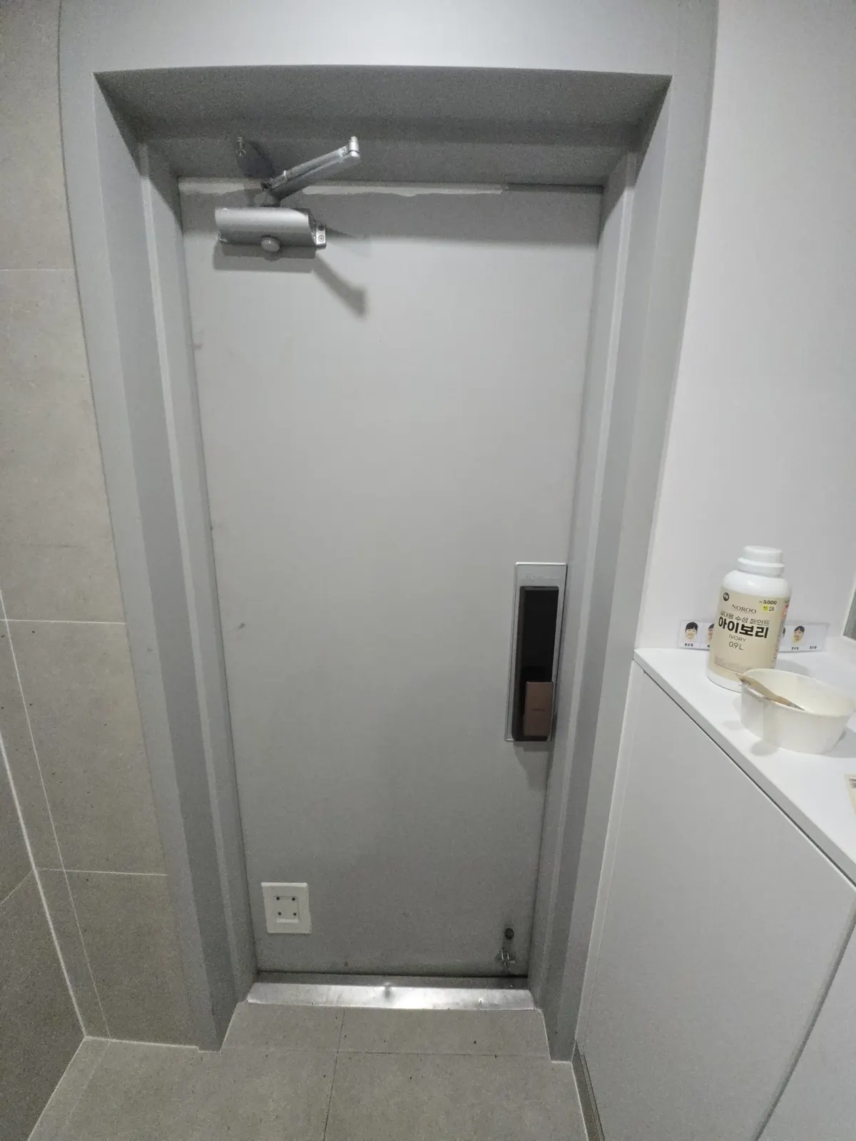 아파트 현관문 상단 도어클로저와 디지털도어락 설치 상태 확인 사진