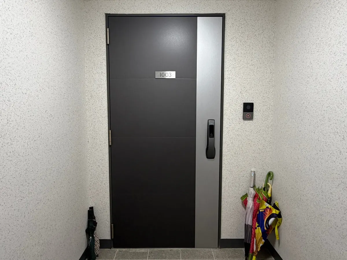 부천 다세대주택 현관문 경첩 마모 확인 사진