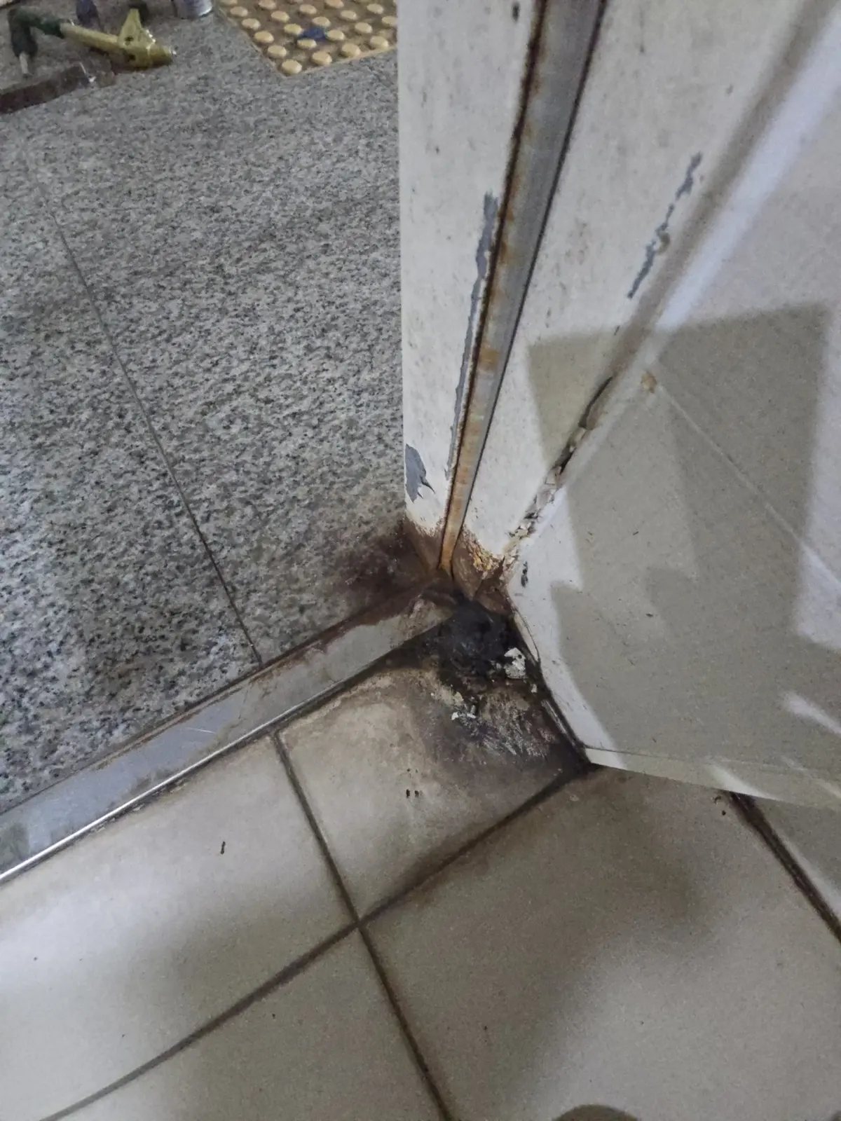 도어클로저 닫히는 속도 조정 사진