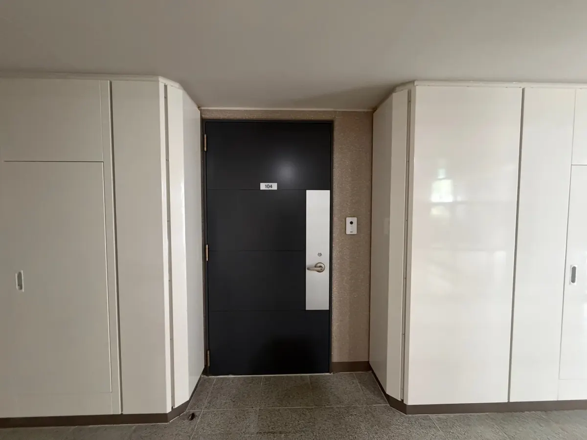 현관문 하단 바닥 끌림 자국 확인 사진