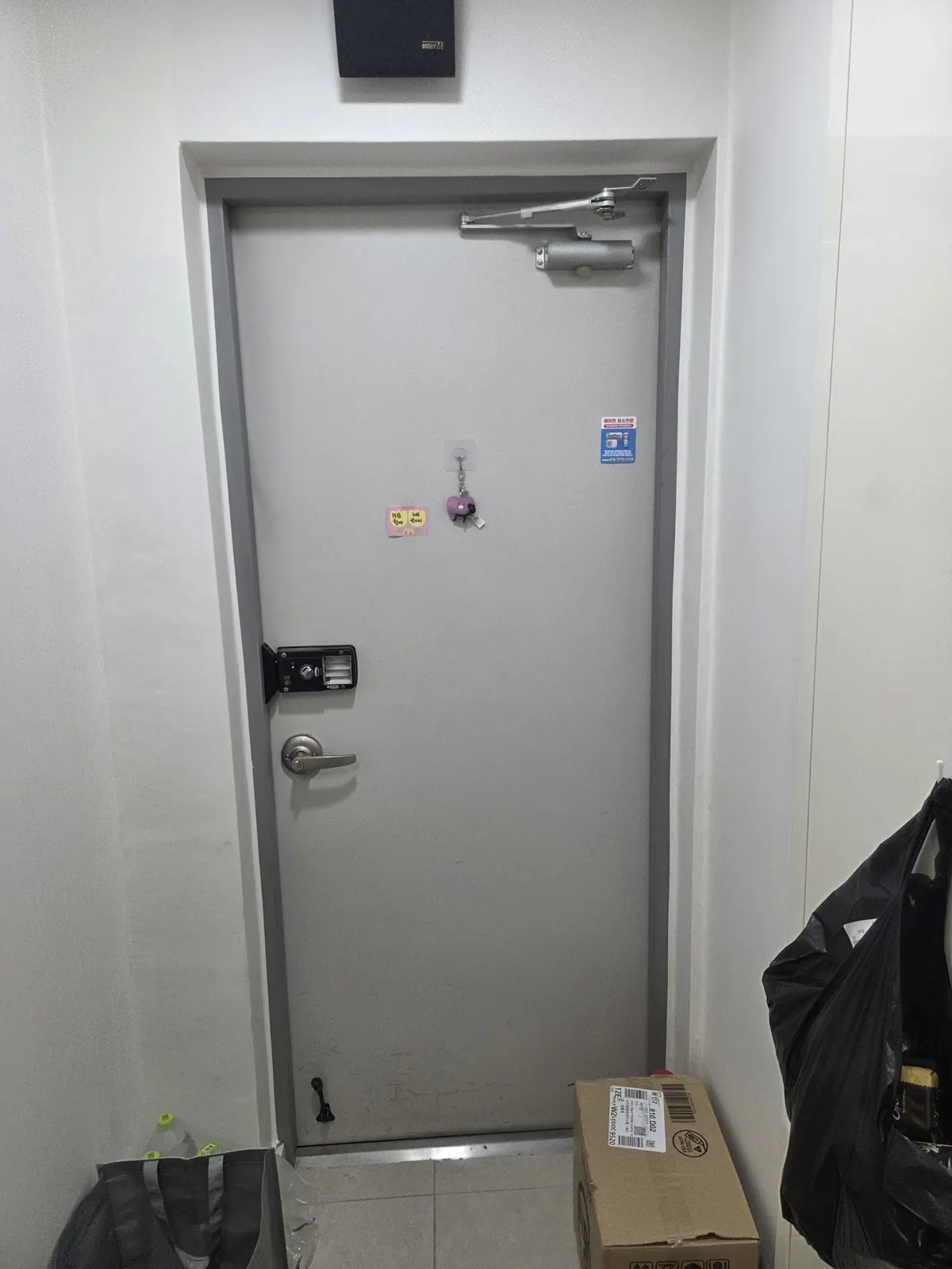 현관문 힌지 교체 전 축 손상 상태 확인 사진