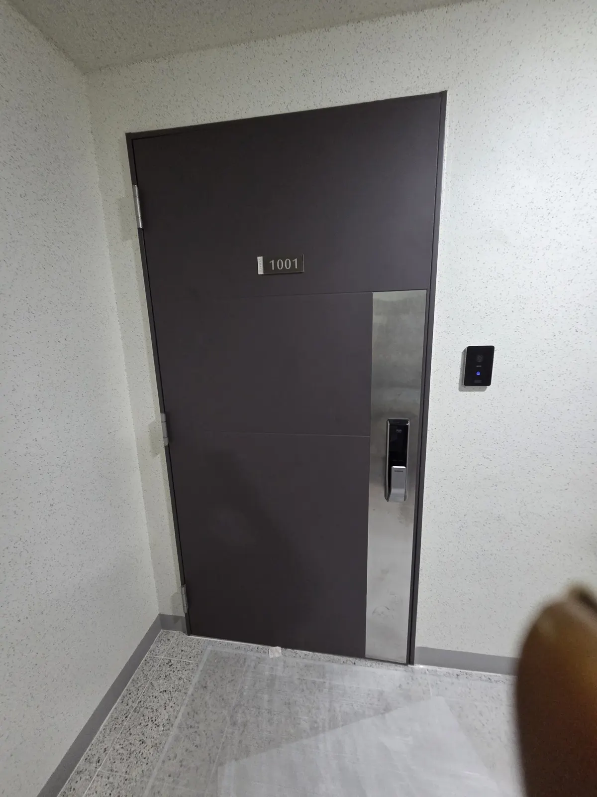 현관문 힌지 교체 후 수평 확인 사진