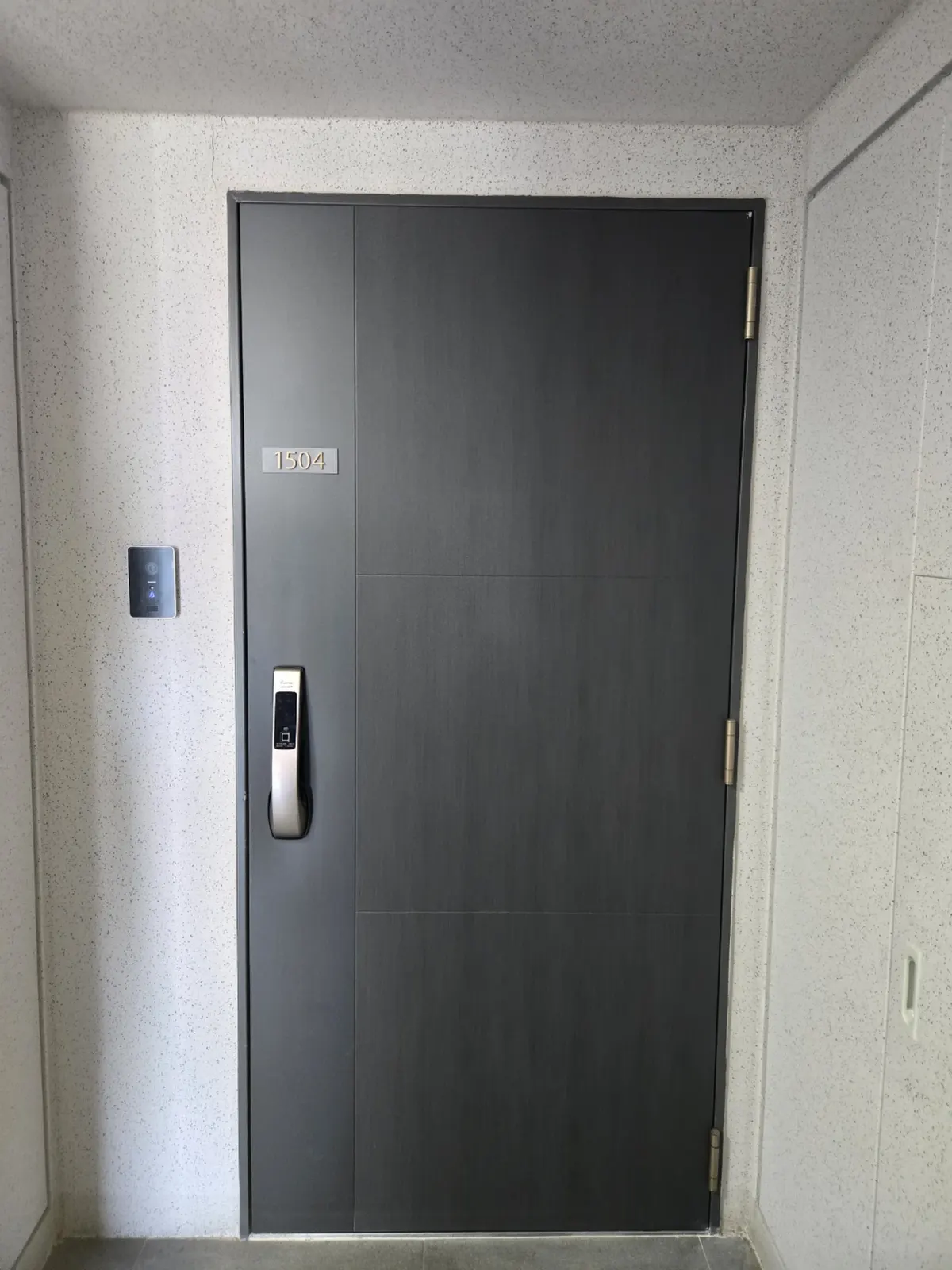 현관문 수평 틀어짐 확인하는 사진