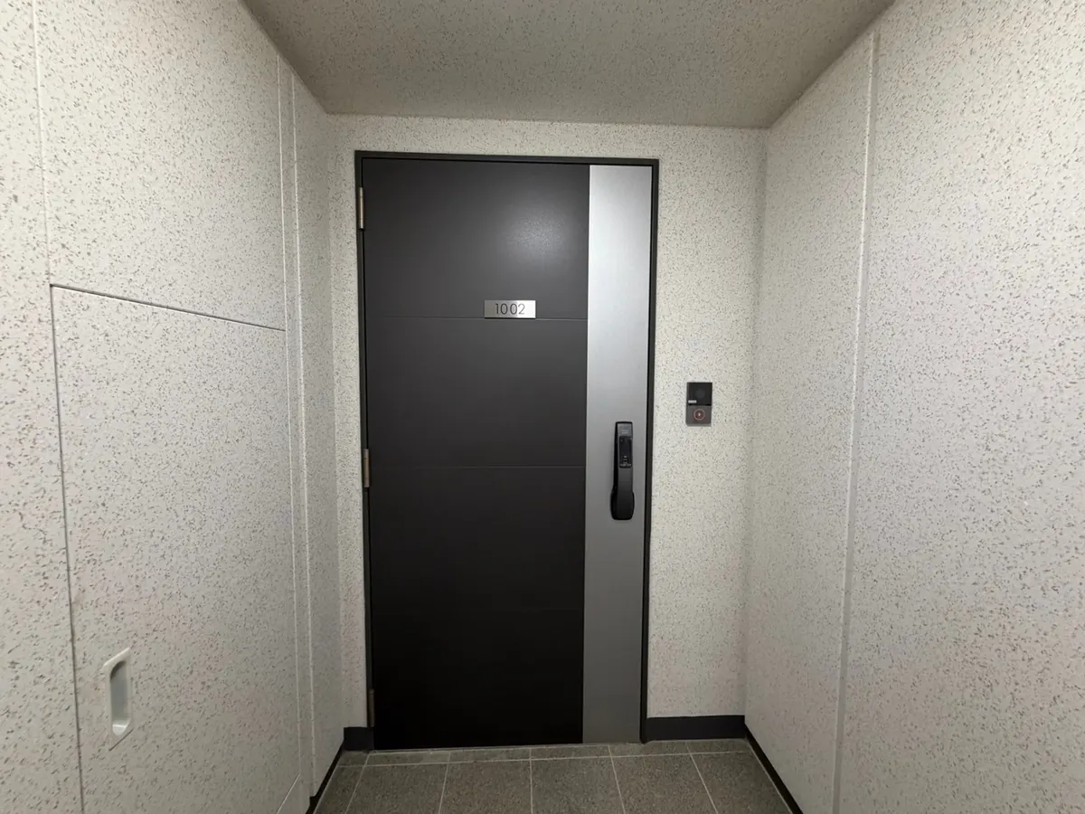 현관문 하단 힌지 조정 작업 사진