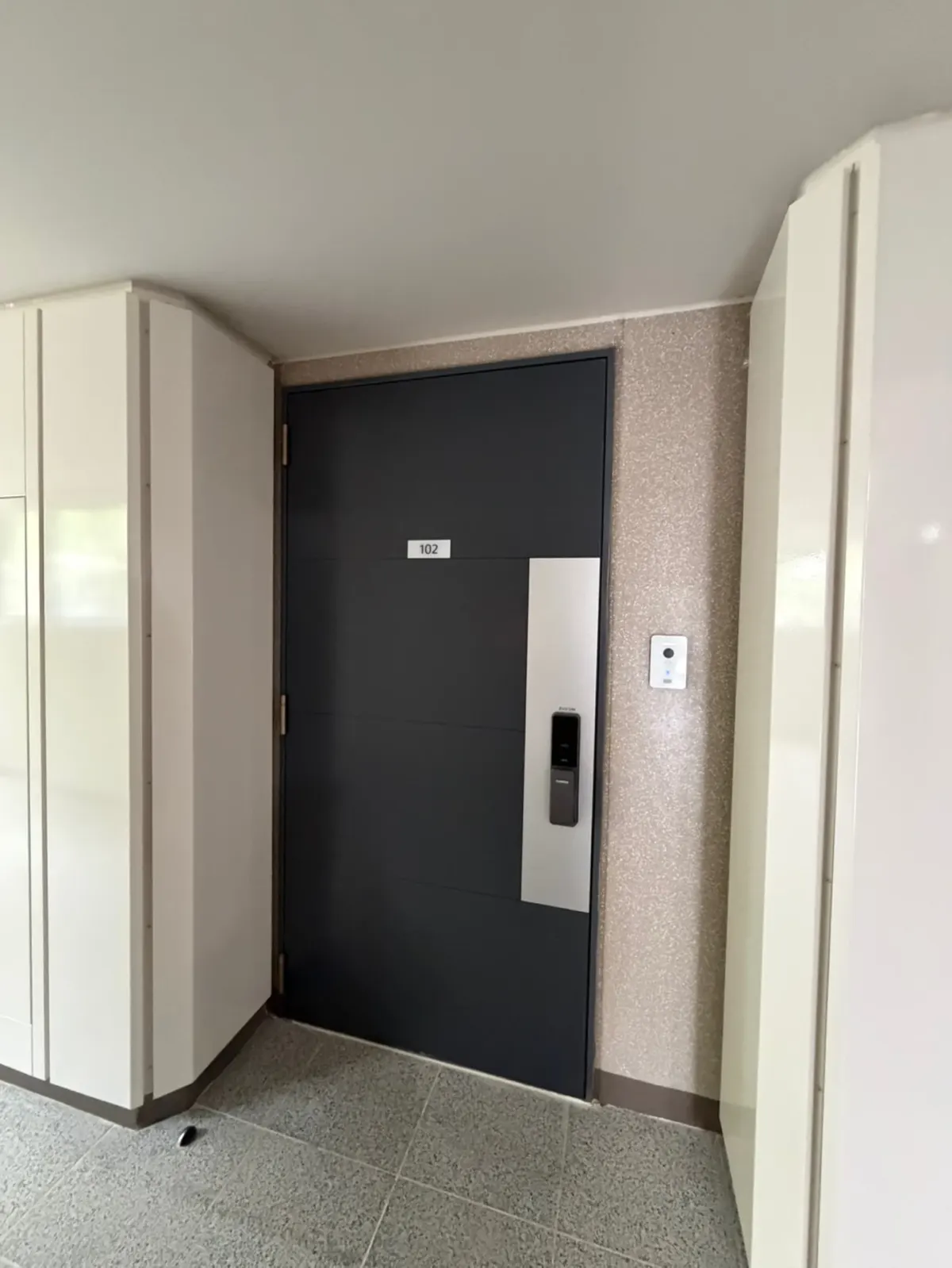 현관문 문틀과 힌지 간격 최종 확인 사진