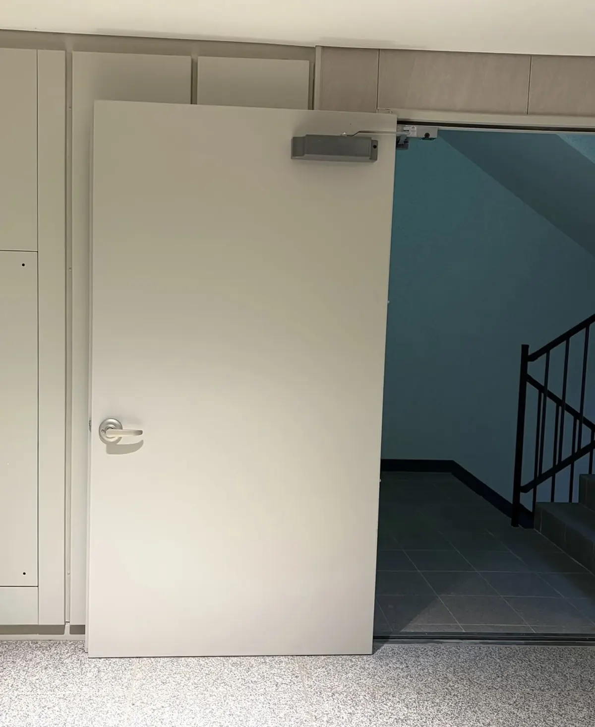 현관문 도어클로저 정상 작동 확인 사진