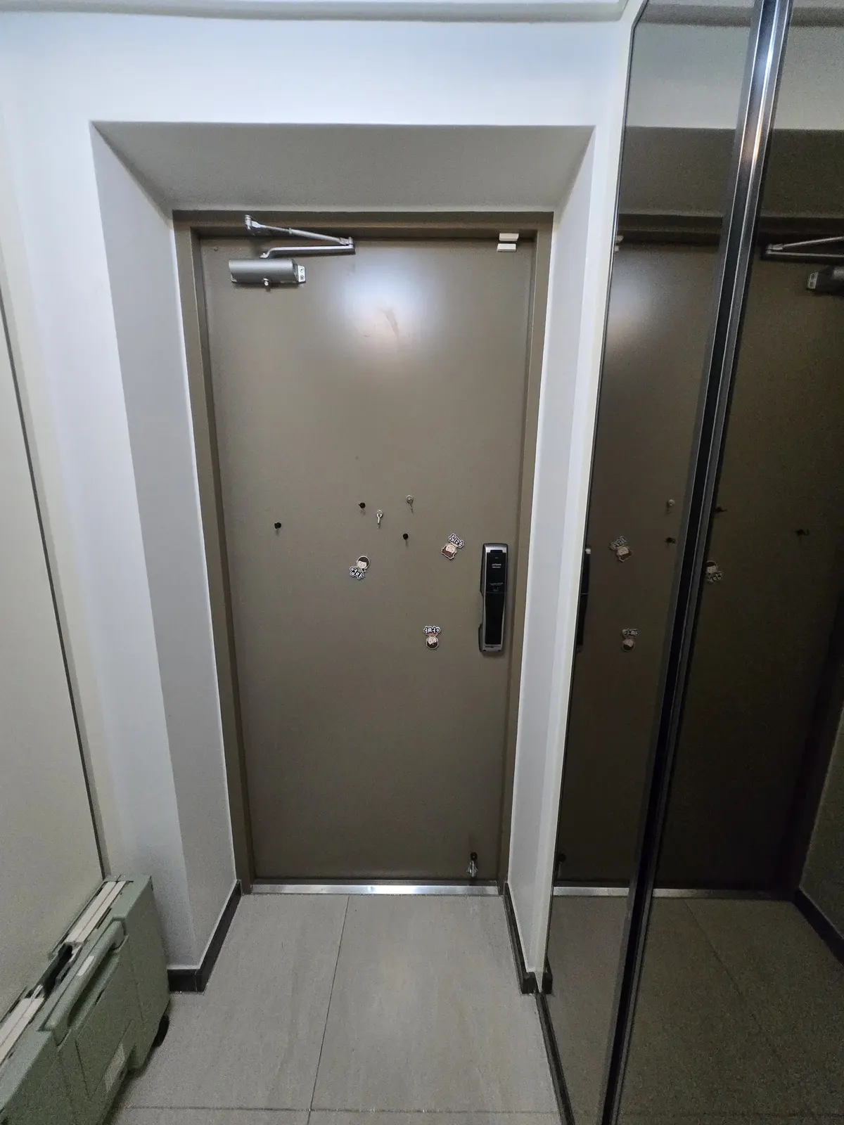 현관문 하단 처짐 증상 확인 사진