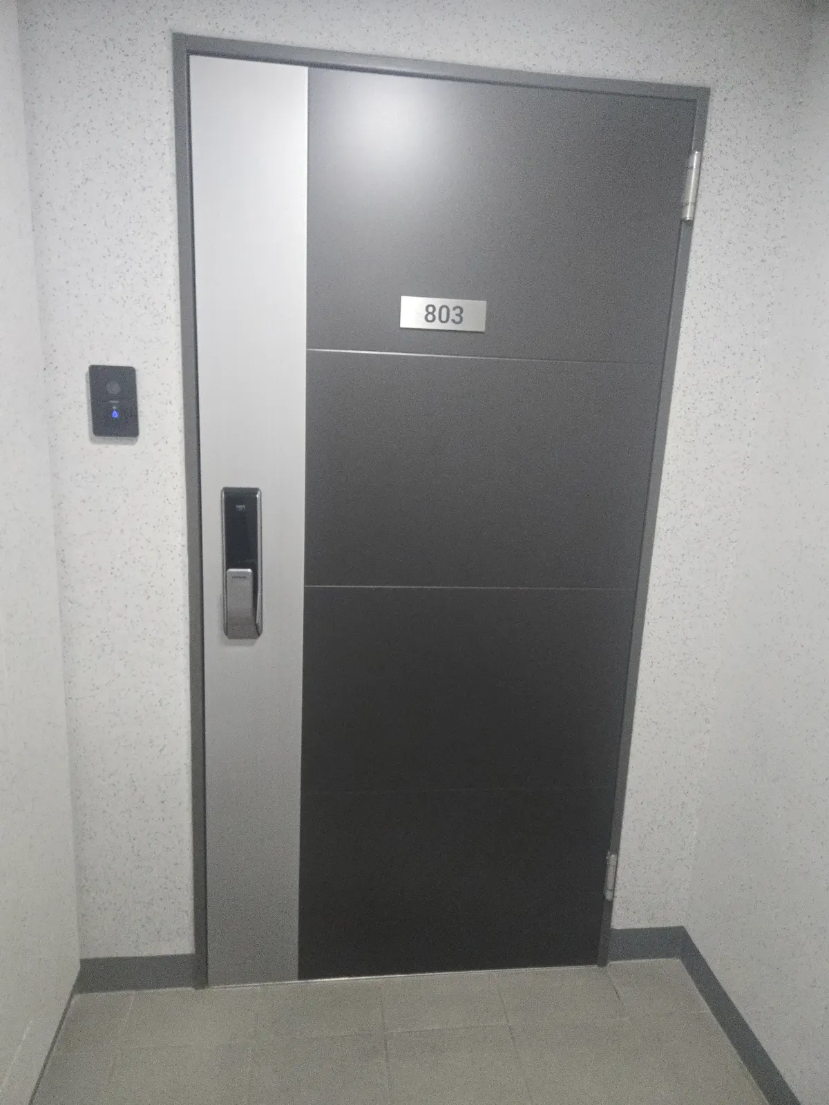 방화문 하단 힌지 나사 교체 작업 사진