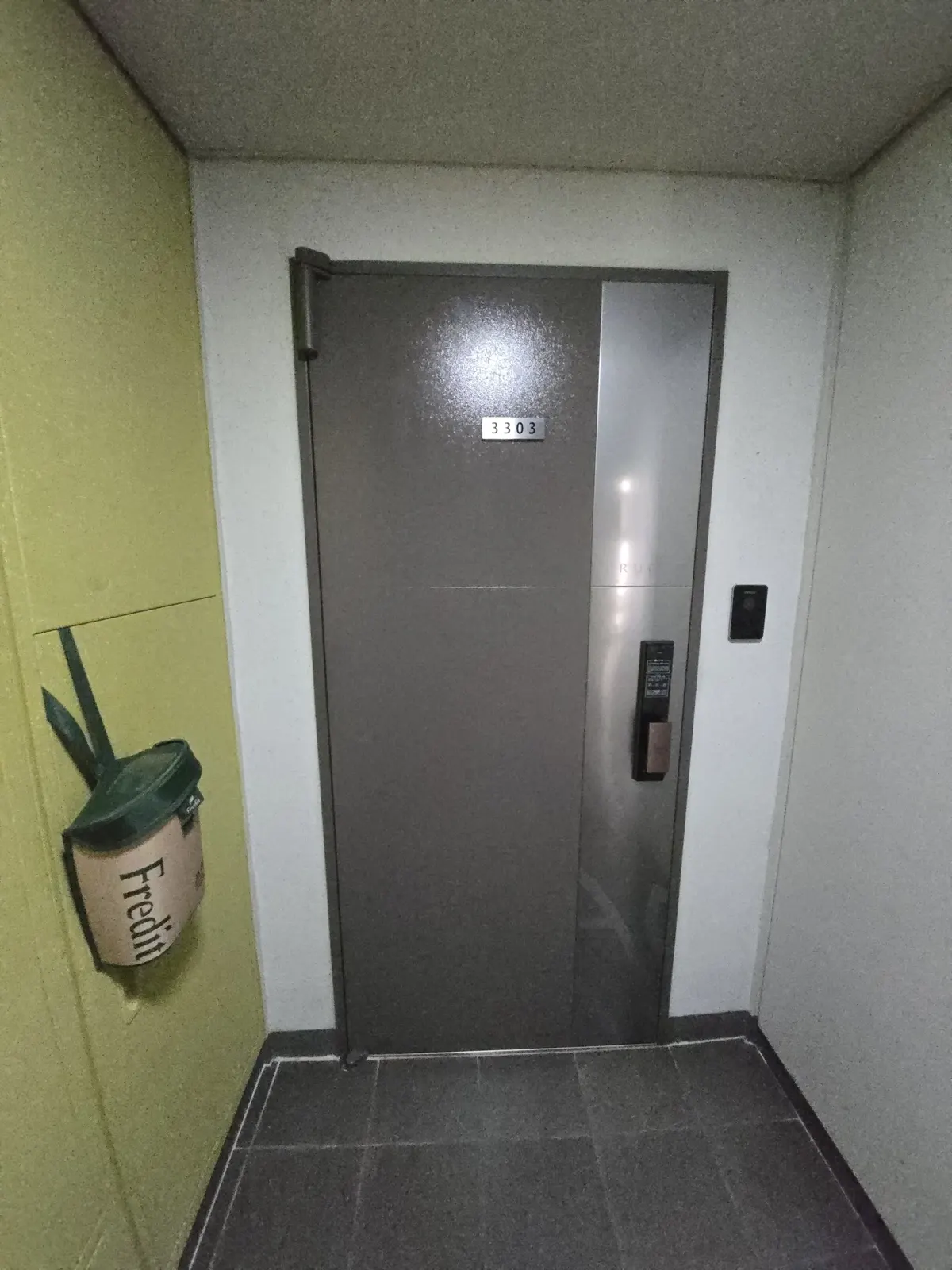 방화문 상단 힌지 나사 재결속 작업 사진