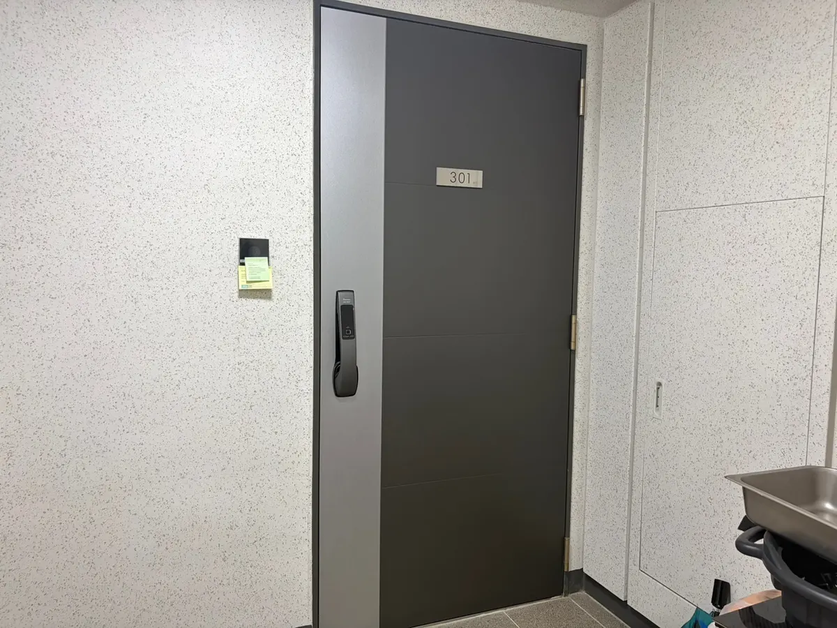 하남 방화문 힌지 위치 재조정 작업 사진